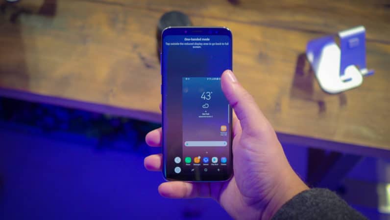 How to use Galaxy S7 with one hand (S7 One-handed Mode)